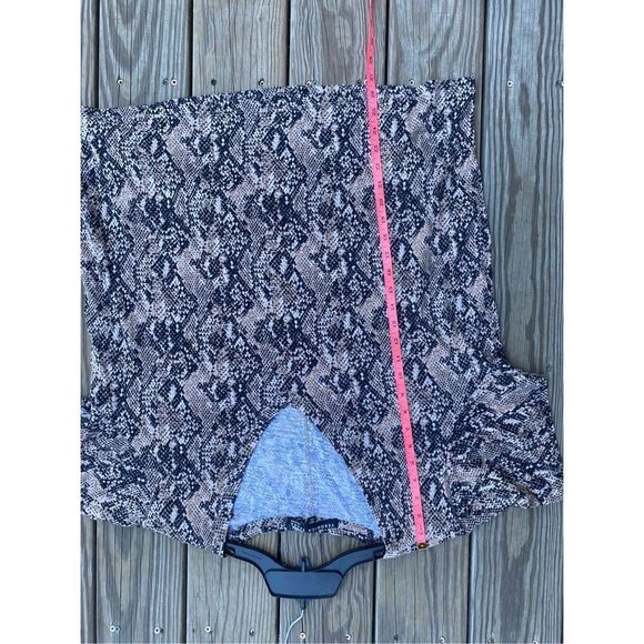 Veronica Beard Jeans Casey Snake-Print V-Neck Tee Shirt, Size 3XL, MSRP $118 - Picture 6 of 9